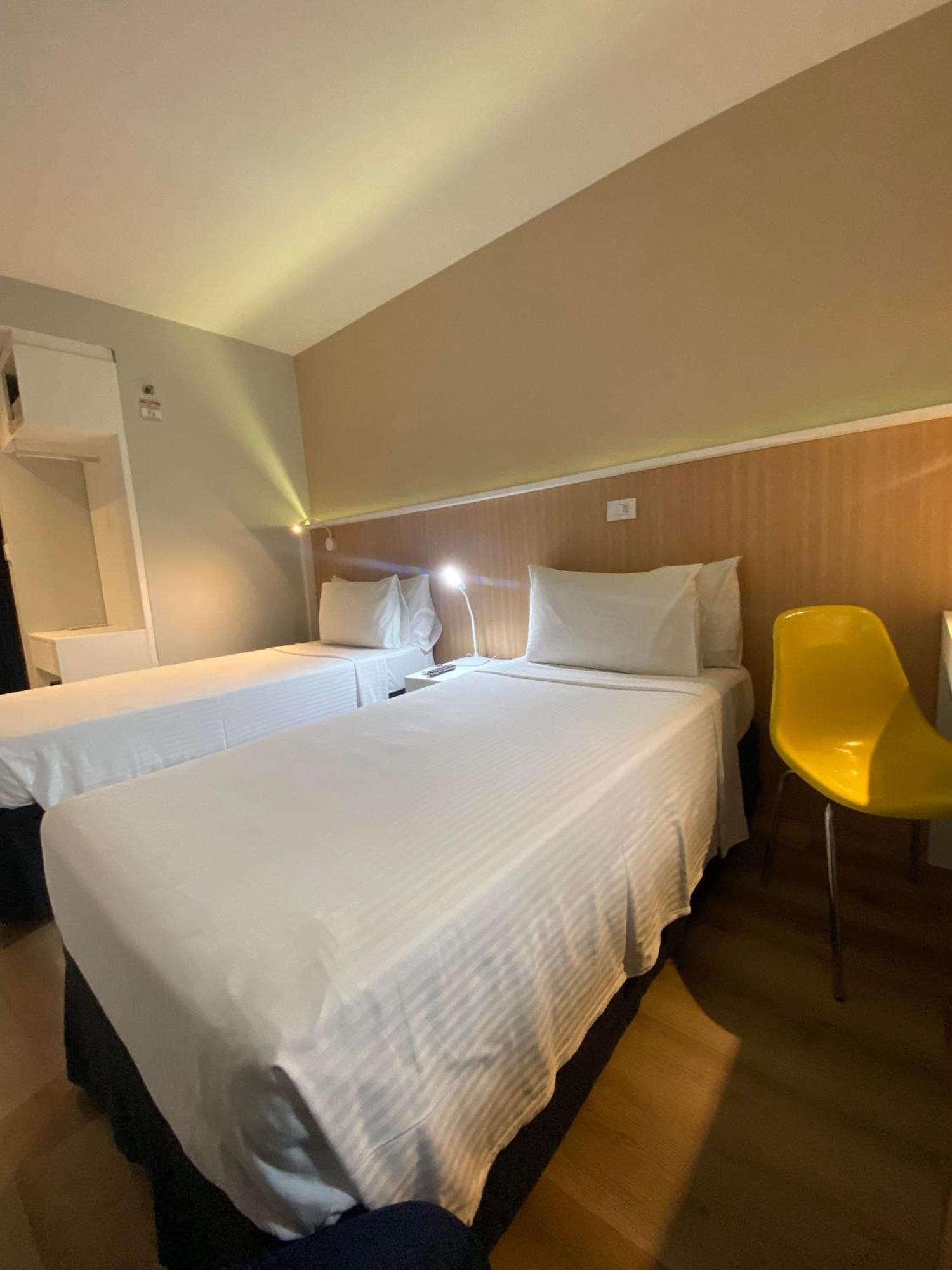 Quarto executivo com 2 camas de solteiro