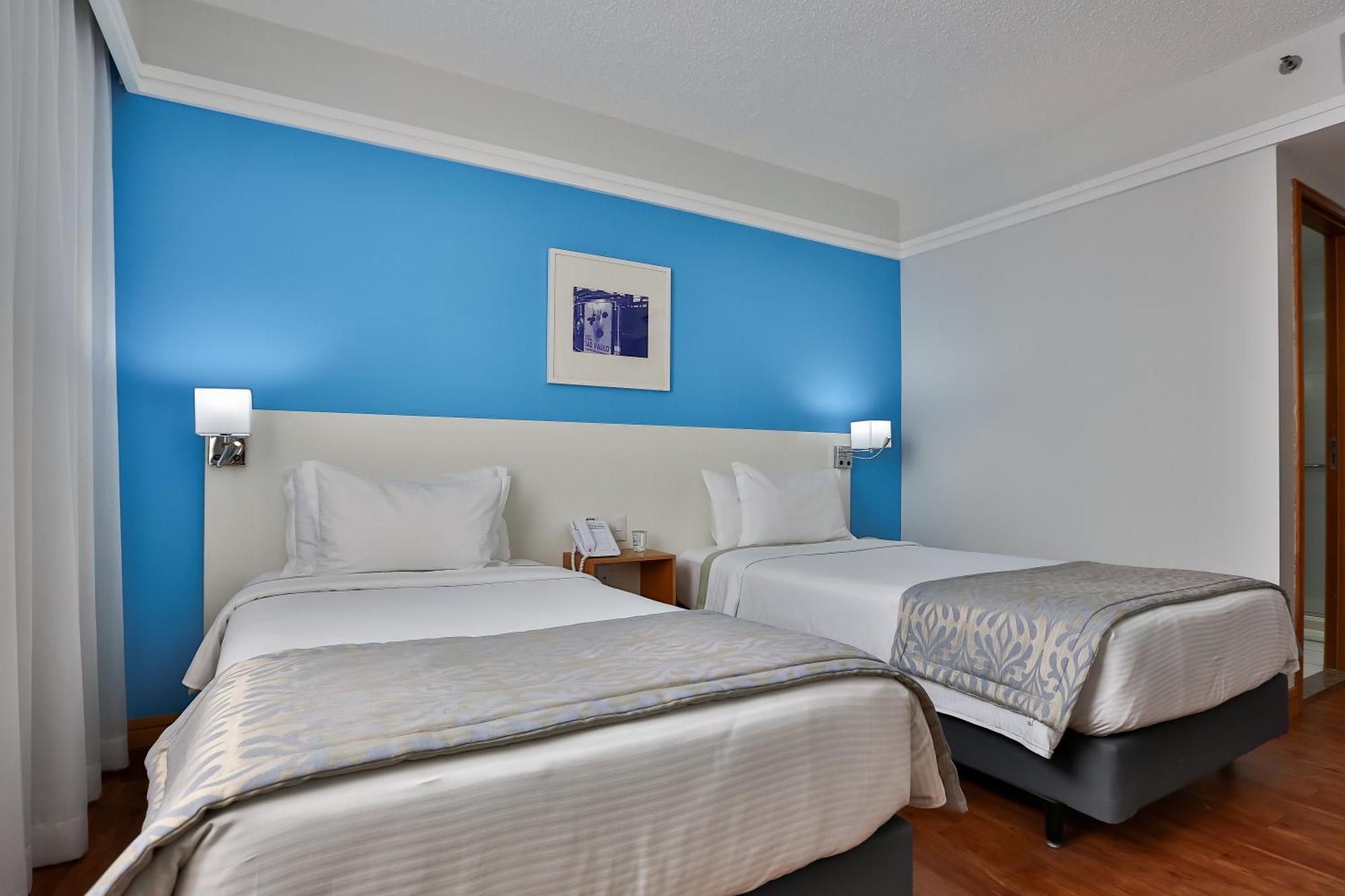Quarto Premium com 2 camas solteiro Acessível para hospedes com mobilidade reduzida