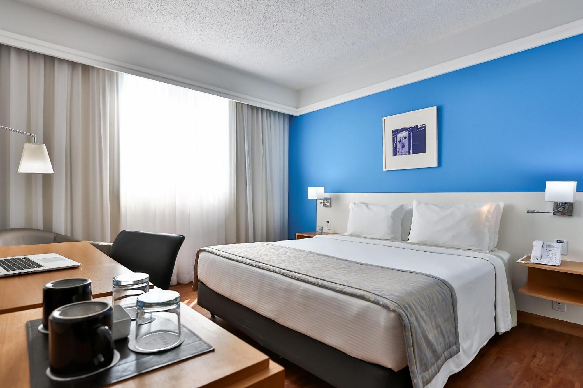 Quarto Premium com cama Queen Size Acessível para hospedes com mobilidade reduzida