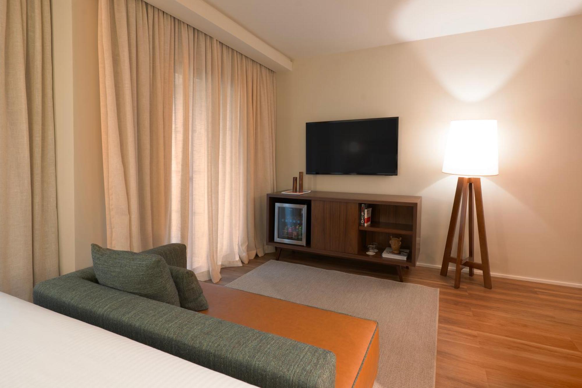 Executive Suite,1710591048:JPEG