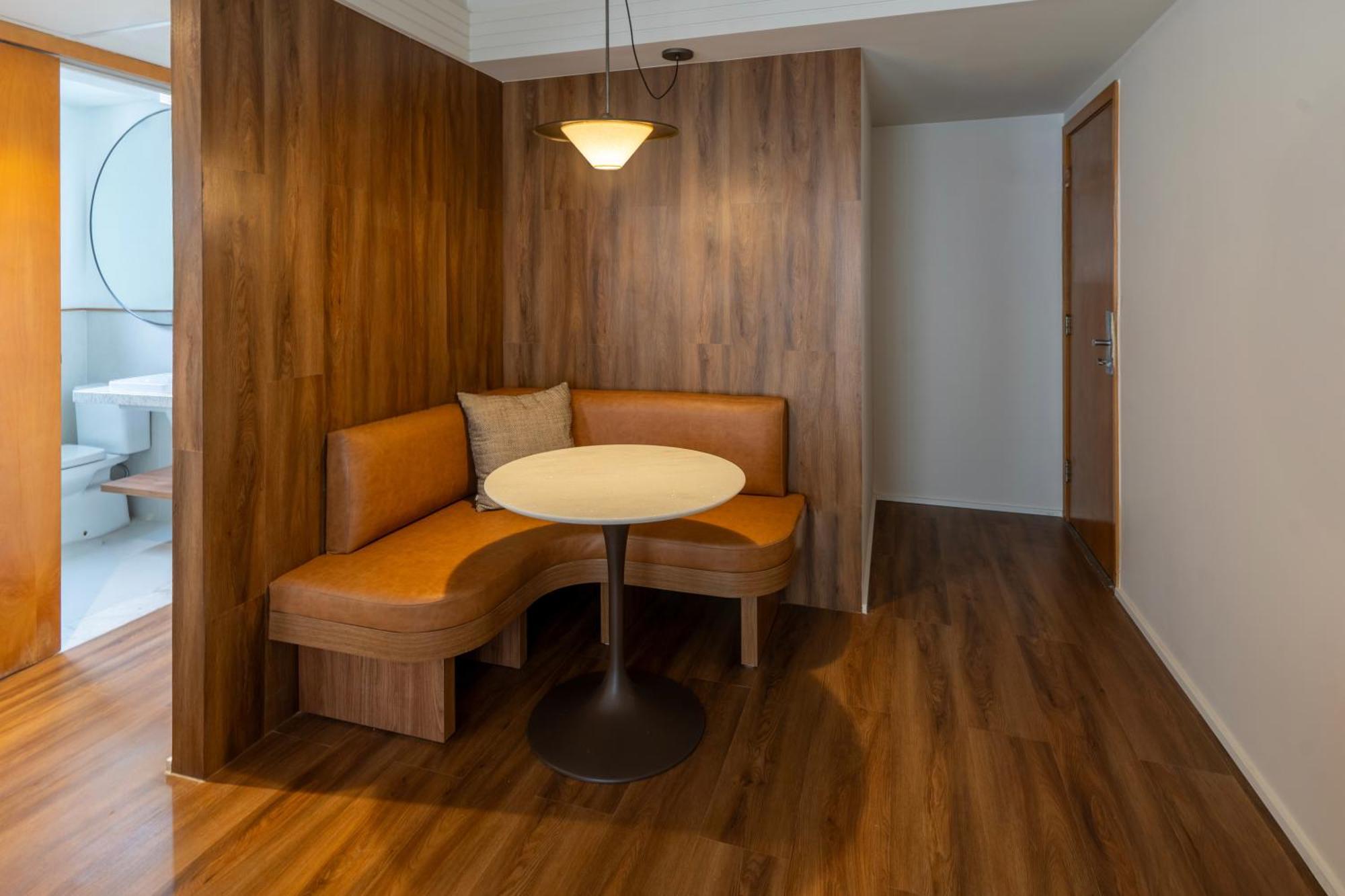 Executive Suite,1710591036:JPEG